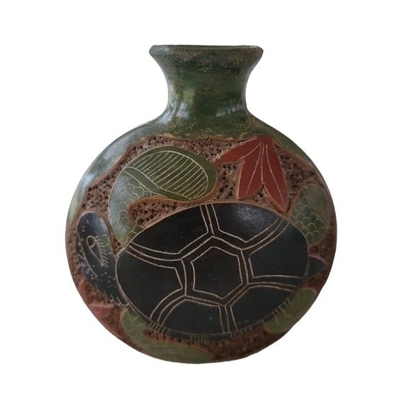 Nicaraguan Folk Art Calero Pottey Vase 6" Tall Unique Sea‎ Turtle - Picture 1 of 6